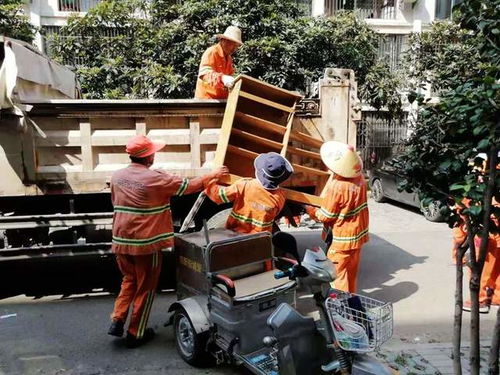 汉阳城管为民服务 义务清理小区建筑垃圾